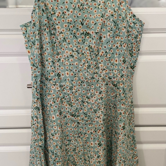 Sage green floral dress with spaghetti straps - Picture 3 of 3